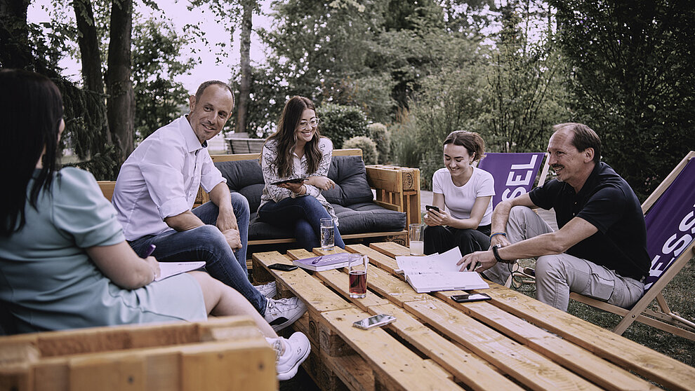 Outdoor meeting in the KESSEL lounge