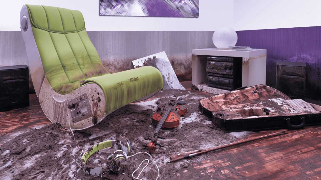 Hobbyraum im Keller, der nach dem Eindringen von Wasser aus der Kanalisation verdreckt ist.