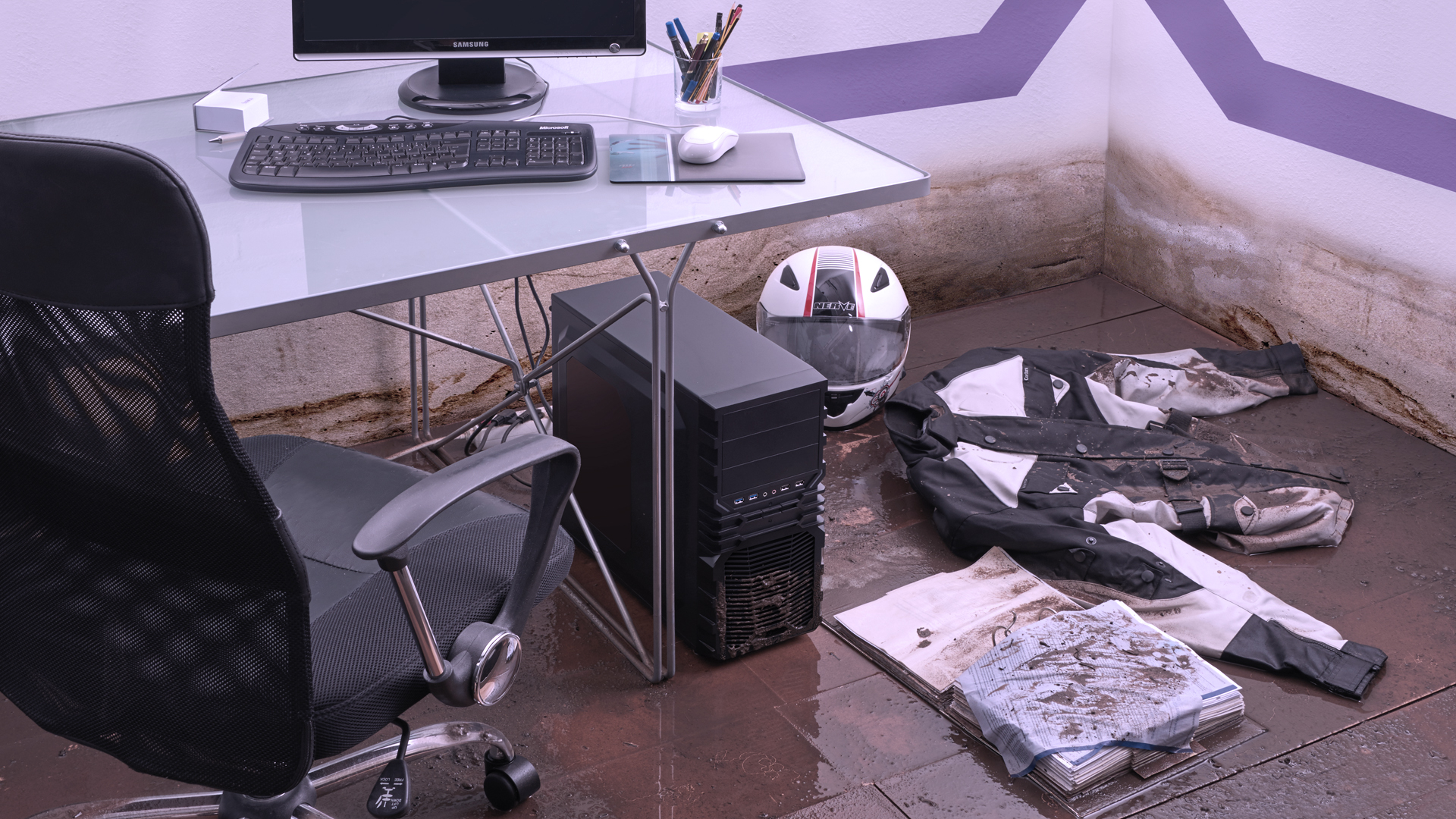 Schaden Büro Ein vom Rückstau verwüstetes Arbeitszimmer im Keller.
