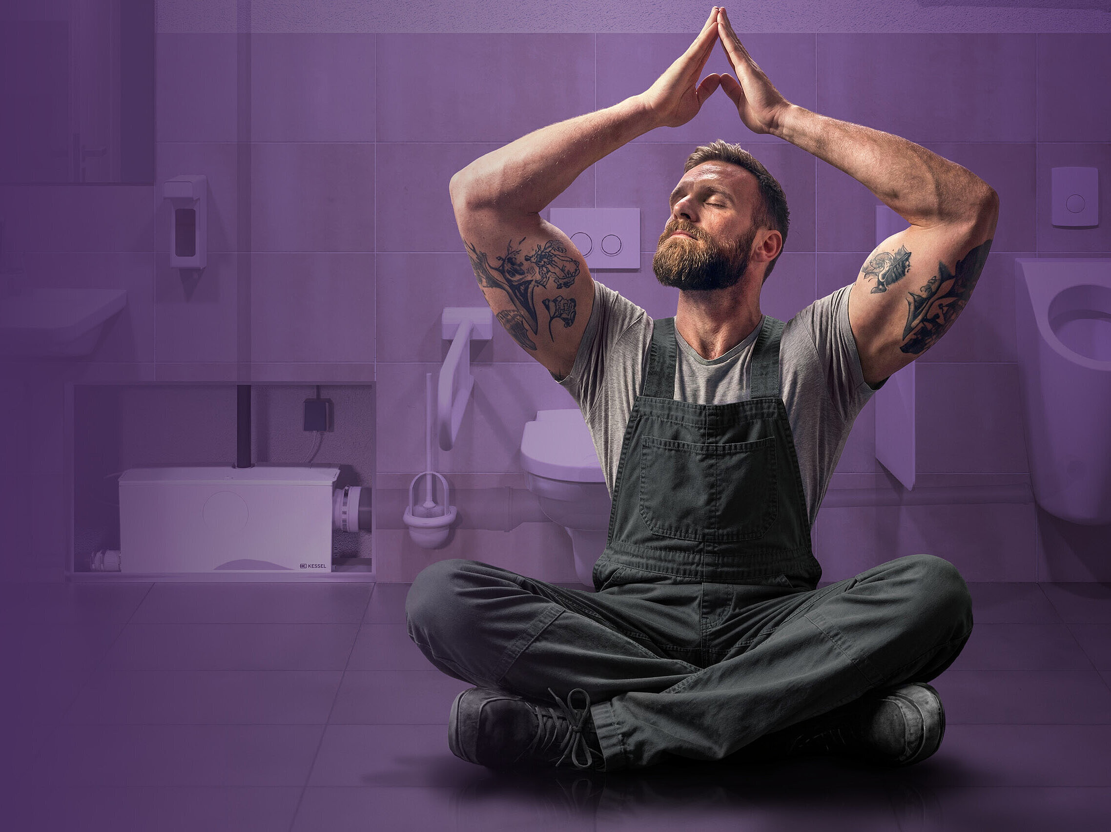 Entspannt dank doppelter Sicherheit Entspannter Handwerker in einer gewerblichen Toilette, mit Doppelhebeanlage im Hintergrund.
