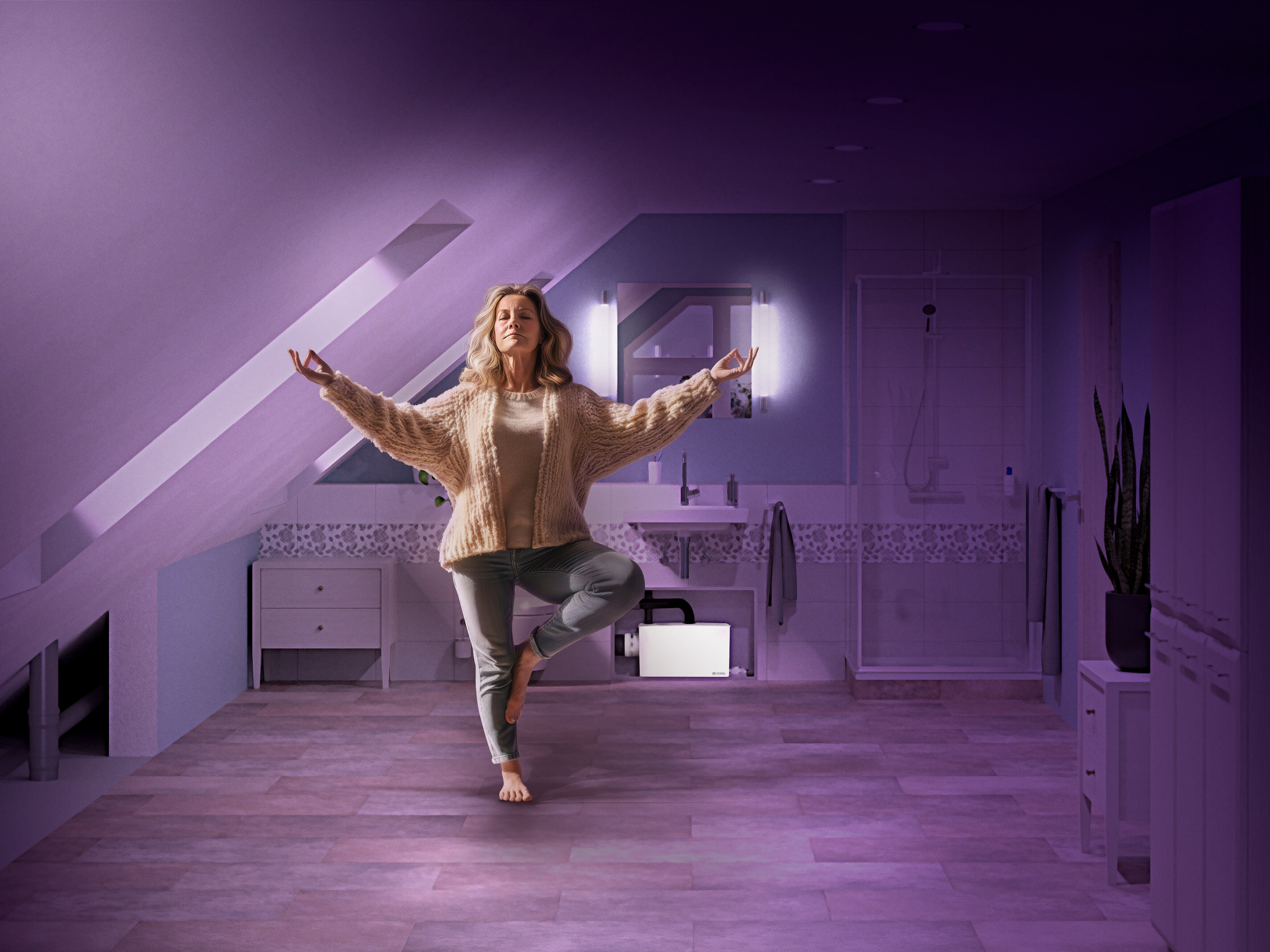 Frau macht Yoga im Badezimmer, im Hintergrund ist eine Kleinhebeanlage platzsparend und unauffällig verbaut.