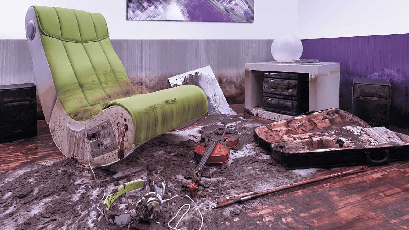 Verschmutztes Zimmer nach Rückstauereignis Verschmutztes Zimmer nach Rückstauereignis